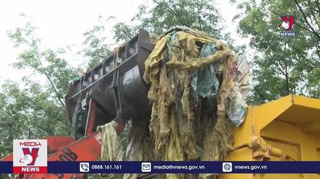 Phát hiện một công ty đổ chất thải rắn công nghiệp ra môi trường