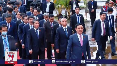 Chủ tịch Quốc hội gặp gỡ cán bộ, nhân viên Tổng lãnh sự quán Việt Nam tại Pakse