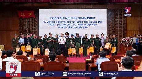 Chủ tịch nước Nguyễn Xuân Phúc tưởng nhớ các anh hùng liệt sĩ, tặng quà cựu chiến binh Điện Biên Phủ