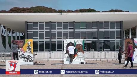 Nghệ sĩ trẻ Brazil vẽ tranh hưởng ứng tự do và chống thù hận