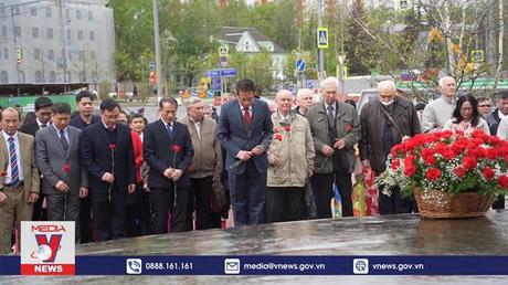 Lễ đặt hoa kỷ niệm sinh nhật Bác tại Nga