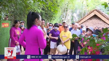 Hàng nghìn du khách về Nghệ An mừng sinh nhật Bác