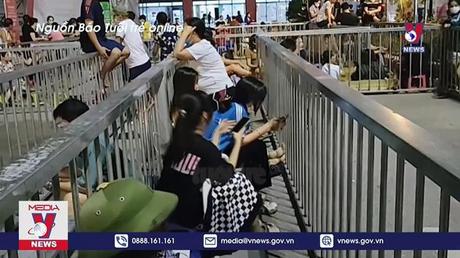 Cổ động viên xếp hàng xuyên đêm chờ phát vé chung kết bóng đá nữ