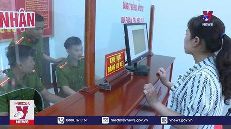 Người dân phấn khởi trong ngày đầu đi đăng ký, cấp biển số xe tại xã