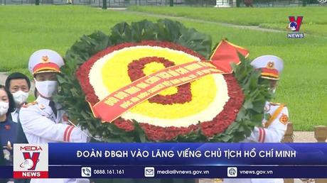 Đoàn Đại biểu Quốc hội vào Lăng viếng Chủ tịch Hồ Chí Minh