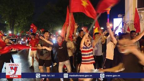 Các tuyến phố trung tâm Hà Nội đông nghịt người mừng chiến thắng