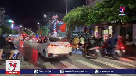 Người dân Bến Tre đổ ra đường ăn mừng chiến thắng của U23 Việt Nam