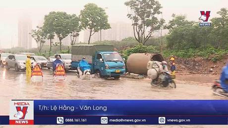Đường gom đại lộ Thăng Long cứ mưa là ngập