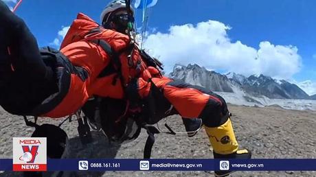 Cú nhảy dù hợp pháp đầu tiên trên đỉnh Everest