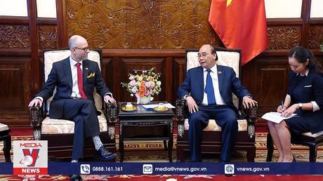 Chủ tịch nước Nguyễn Xuân Phúc nhận trình Quốc thư