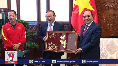 Chủ tịch nước tiếp Huấn luyện viên hai đội tuyển bóng đá Việt Nam