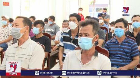 Trao tặng cờ Tổ quốc và áo phao cứu sinh cho ngư dân Phú Yên