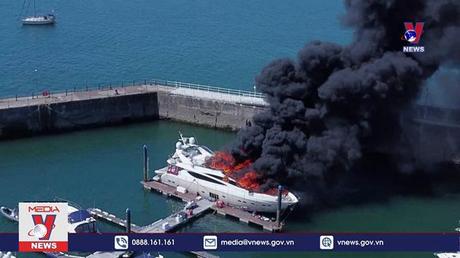 Cháy siêu du thuyền tại Anh