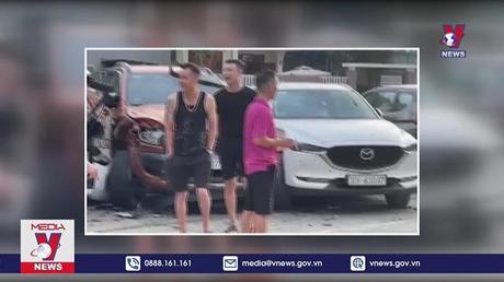 Xe bán tải đâm liên hoàn nhiều xe đỗ bên đường tại Quảng Ninh