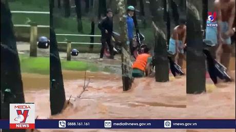 Kịp thời cứu sống 2 người dân bị nước cuốn trôi