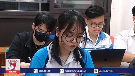 Học sinh lớp 12 ôn tập nước rút