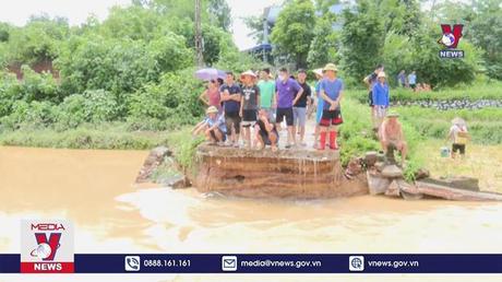 Sạt lở đất và lũ trong đêm khiến 3 người tử vong, 1 người mất tích