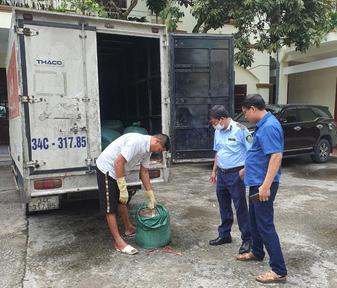 Phát hiện gần 2 tấn mỡ lỏng đựng trong nilon đang bốc mùi hôi thối