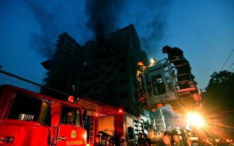 Trên 100 người thương vong trong vụ cháy kho container ở Bangladesh