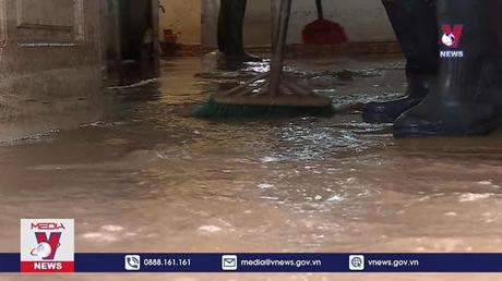 Nhiều nhà dân ở Hà Nội vẫn ngập sâu sau mưa lớn