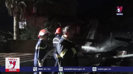 Cháy lớn thiêu rụi ngôi nhà sàn ở Điện Biên