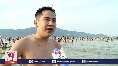 Nắng nóng người dân và du khách ra biển giải nhiệt