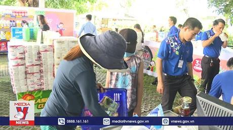 Công nhân tiếp cận công nghệ thanh toán không tiền mặt