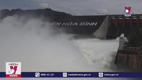 Nhà máy thuỷ điện Hoà Bình mở 4 cửa xả lũ