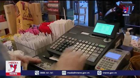 Người dân thế giới “thắt lưng buộc bụng”