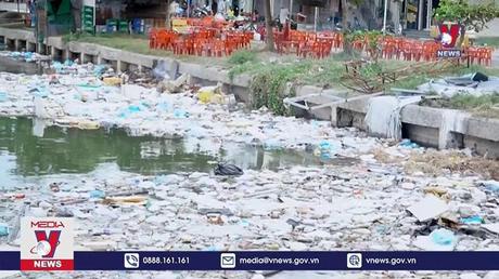 Rác thải trôi dạt vào ven biển Quảng Ngãi