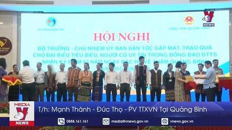 Gặp mặt, tặng bằng khen cho người có uy tín Pa Kô – Vân Kiều