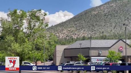 Cháy rừng tiếp tục lan rộng tại Arizona (Mỹ)