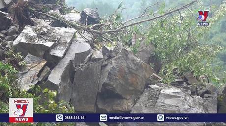 Yên Bái: Sạt lở gây ách tắc giao thông trên Quốc lộ 32