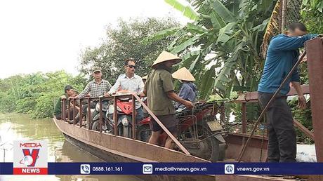 Người dân Hà Nội phải đi đò vì ngập đường