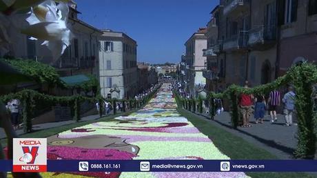 Rực rỡ những thảm hoa trên phố tại Italy