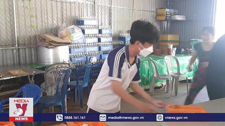 Bữa cơm ấm áp tình thầy trò