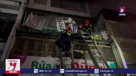 Giải cứu 2 phụ nữ khỏi đám cháy lúc rạng sáng