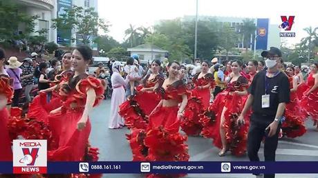Rực rỡ sắc màu văn hóa trong Lễ hội đường phố