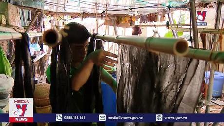 9x đam mê nghề nhuộm vải làm cổ phục