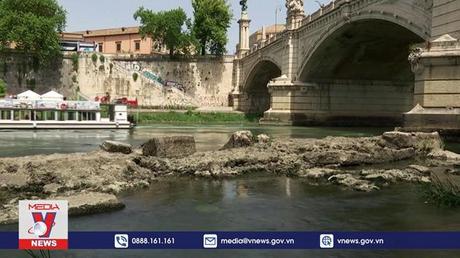 Du khách Ý chật vật trong nắng nóng