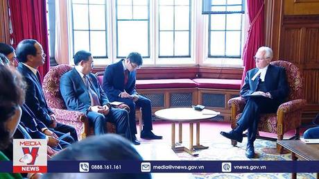 Chủ tịch Quốc hội hội đàm với Chủ tịch Thượng viện Anh