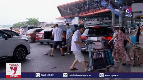 Lượng khách vượt công suất sân bay Nội Bài