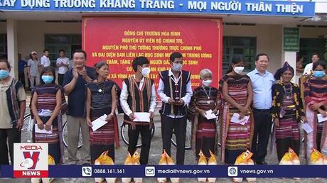 Tặng quà cho hộ nghèo và học sinh dân tộc thiểu số ở Bình Định