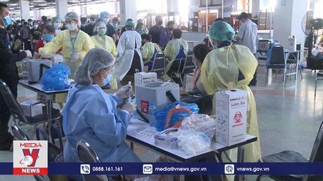 Lào khuyến khích người dân tiêm mũi vaccine tăng cường