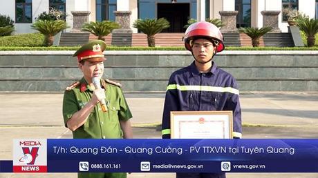 Khen thưởng chiến sỹ công an cứu hơn 100 học sinh
