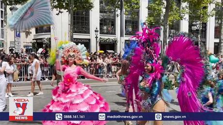 Pháp: Paris sôi động với sự trở lại của lễ hội hóa trang nhiệt đới