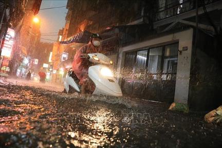 Mưa lớn chiều tối 5/7 khiến nhiều tuyến phố Hà Nội ùn tắc, ngập úng