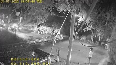 Nhân viên đường sắt dũng cảm kéo người đàn ông ngã trên đường ray