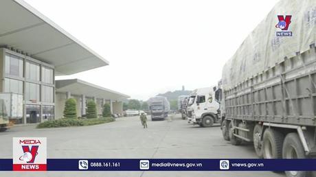 Cửa khẩu Lào Cai thông quan sau hơn 1 ngày tạm dừng 