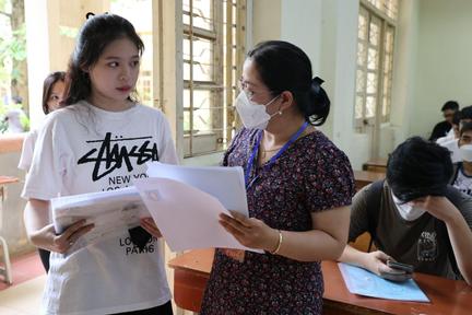 Sáng nay, thí sinh thi tốt nghiệp THPT năm 2022 làm bài môn đầu tiên